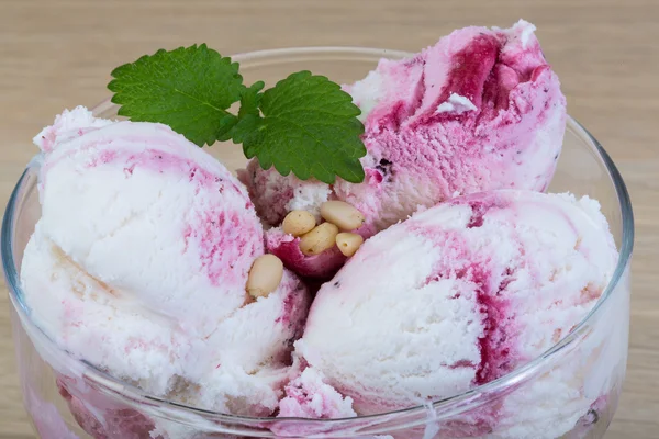 Ice cream met ceder en munt bladeren — Stockfoto