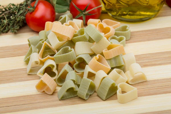 Pastas crudas en forma de corazón — Foto de Stock