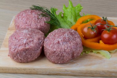 Çiğ burger pirzola