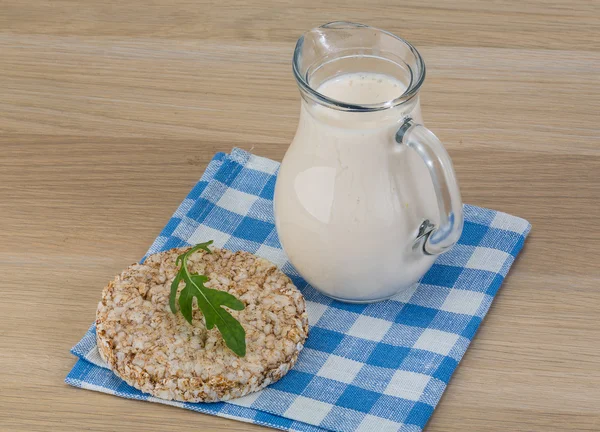 Kefir mit Knäckebrot — Stockfoto