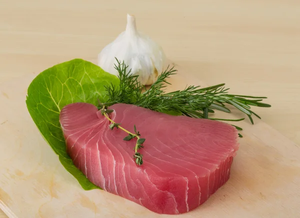 Ruwe tonijnsteak — Stockfoto