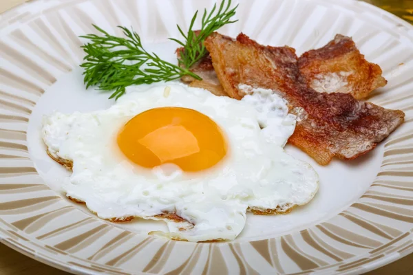 Frukost - ägg med bacon — Stockfoto