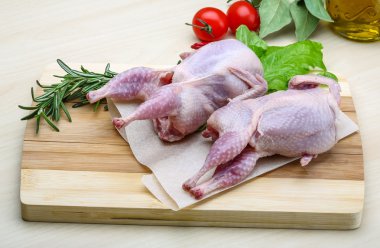Çiğ bıldırcın yemek pişirmek için hazır
