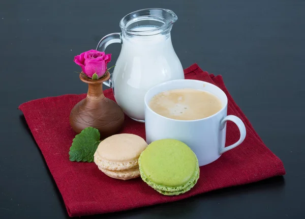 마카롱과 우유와 커피 — 스톡 사진