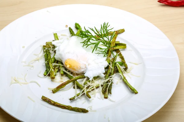 Uovo di Benedetto con asparagi — Foto Stock