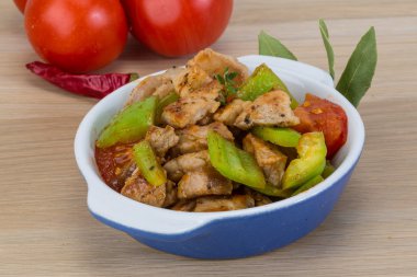 Kızarmış domuz eti ilave edin