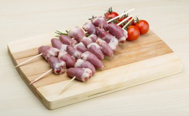 Barbekü için çiğ tavuk Kalpler