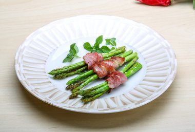 Izgara kuşkonmaz pastırma ile