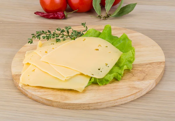 Dilimlenmiş çedar peyniri — Stok fotoğraf
