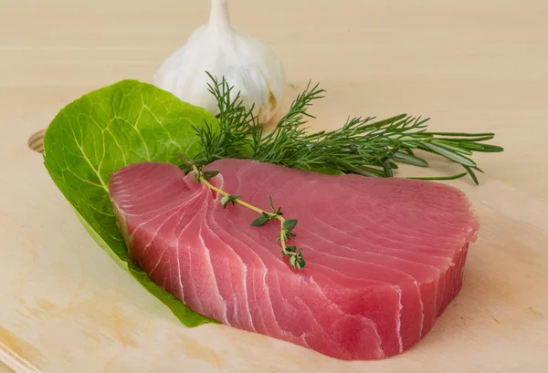 Ruwe tonijnsteak — Stockfoto