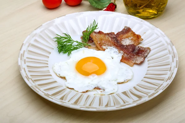 Frukost - ägg med bacon — Stockfoto