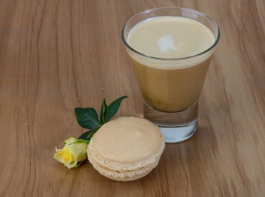 Kahve macaroons ve gül