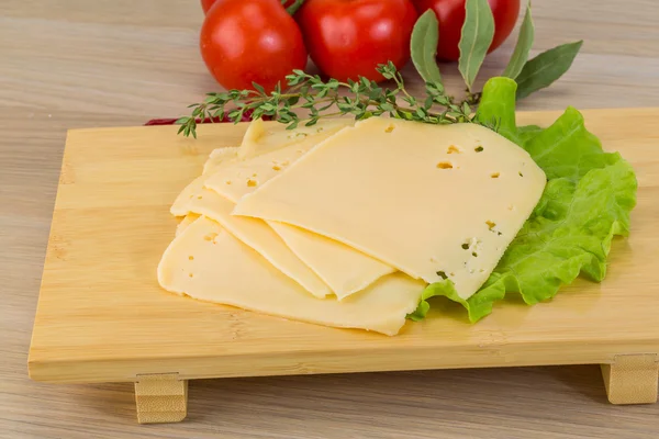 Cheddar in Scheiben geschnitten — Stockfoto