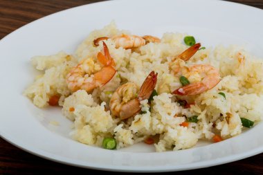 Karides ile kızarmış pirinç
