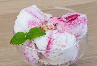 Sedir ve nane yaprakları ile dondurma