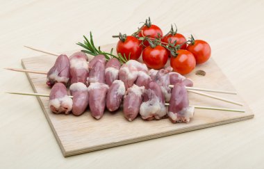 Barbekü için çiğ tavuk Kalpler