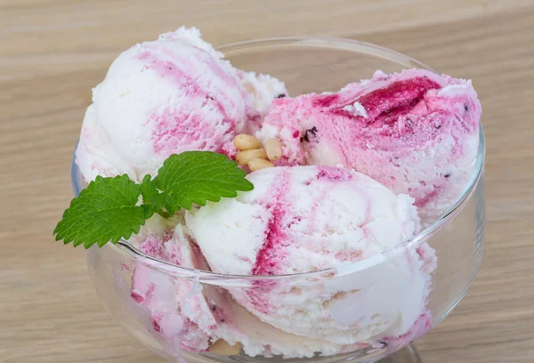 Eis mit Zeder und Minzblättern — Stockfoto