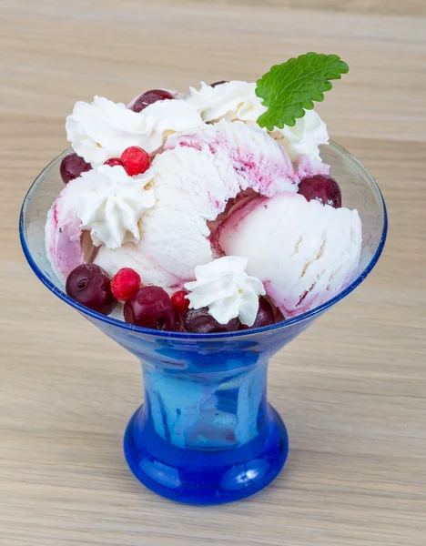 Cherry ice cream — Stock Photo, Image