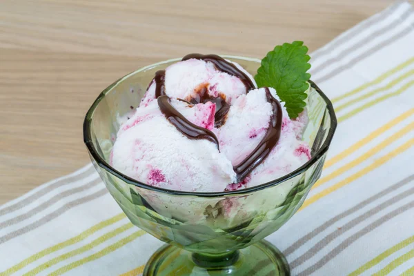 Gelato con cioccolato e foglie di menta — Foto Stock