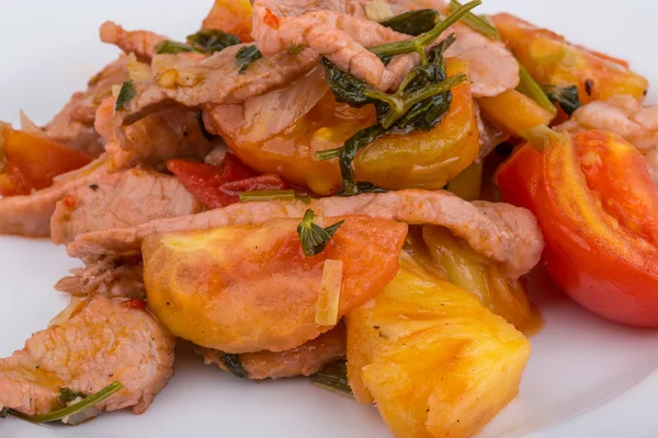 Салат из свинины и ананаса — стоковое фото