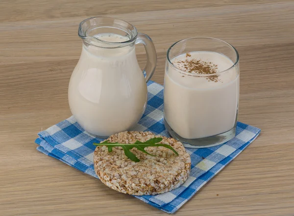 Kefir mit Knäckebrot — Stockfoto