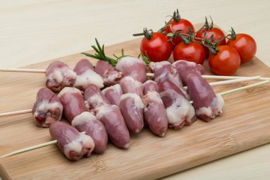 Barbekü için çiğ tavuk Kalpler