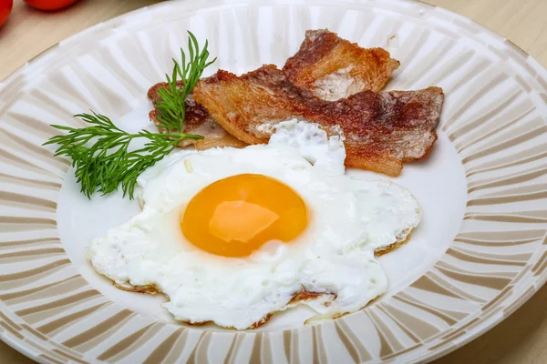 Frukost - ägg med bacon — Stockfoto