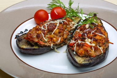 Kıyılmış et patlıcan dolması