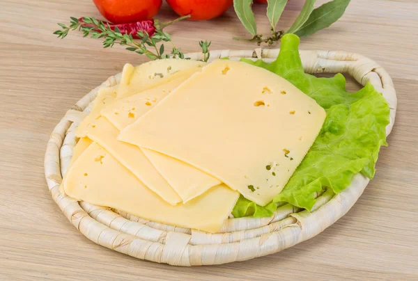 Cheddar in Scheiben geschnitten — Stockfoto