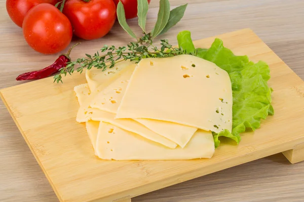 Cheddar in Scheiben geschnitten — Stockfoto