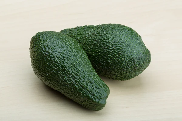 Свіжий стиглий зелений авокадо — стокове фото