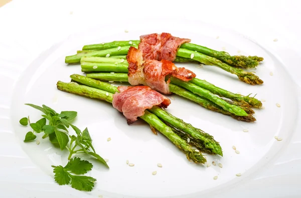 Gegrillter Spargel mit Speck — Stockfoto