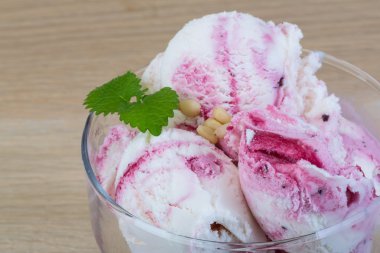 Sedir ve nane yaprakları ile dondurma