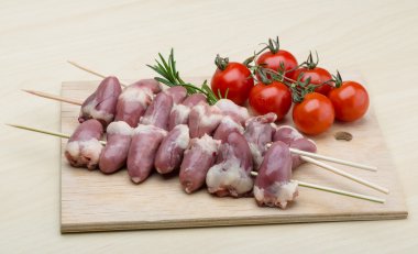Barbekü için çiğ tavuk Kalpler