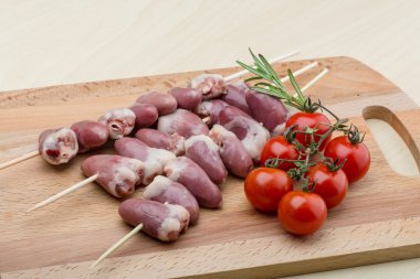 Barbekü için çiğ tavuk Kalpler