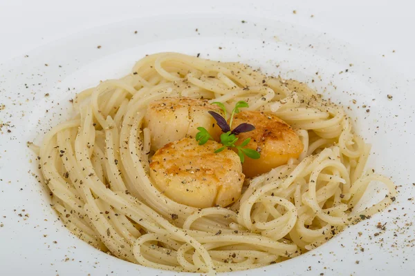 Pasta with scallops — Stock Photo, Image