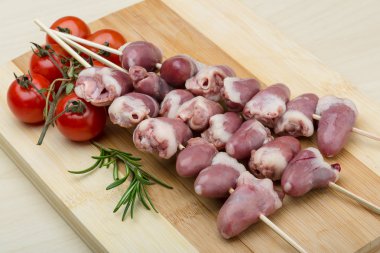 Barbekü için çiğ tavuk Kalpler