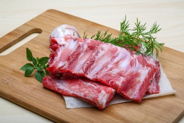 Çiğ domuz kaburgası