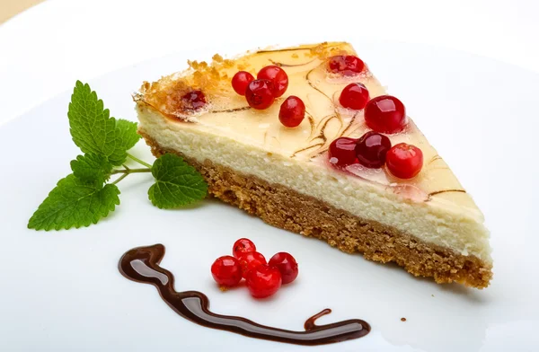 열매와 박하를 곁들인 치즈 케이크 — 스톡 사진