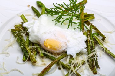 Benedict yumurta kuşkonmaz ile