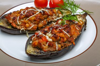 Kıyılmış et patlıcan dolması
