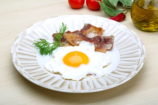 Śniadanie - jajko z boczkiem — Zdjęcie stockowe