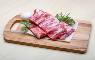 Çiğ domuz kaburgası