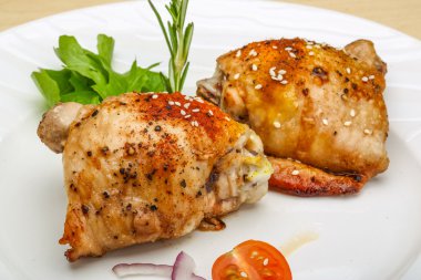 Kızarmış tavuk butları.