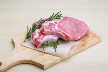 pişmemiş domuz biftek