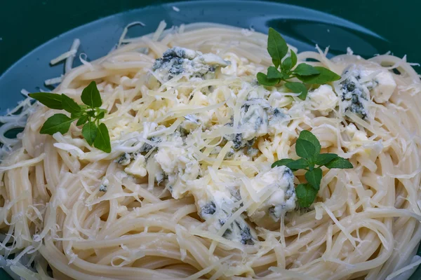 Pasta met blauwe kaas en basilicum — Stockfoto