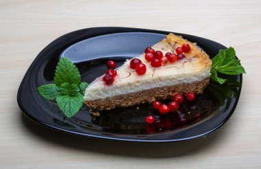 Böğürtlenli ve naneli cheesecake.