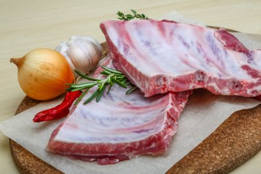 Çiğ domuz kaburgası