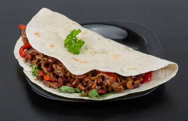 Burrito com carne picada e feijão — Fotografia de Stock