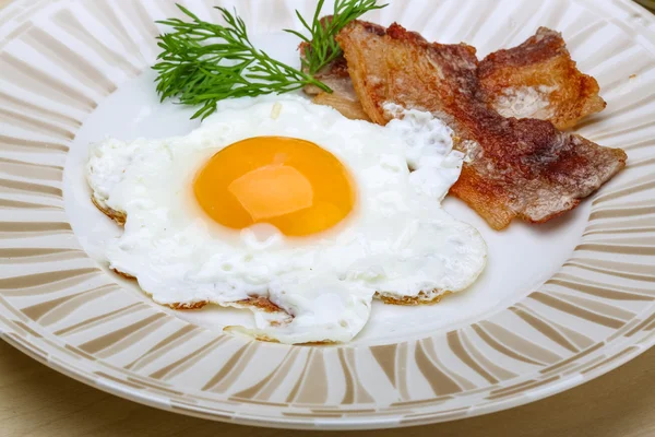Śniadanie - jajko z boczkiem — Zdjęcie stockowe